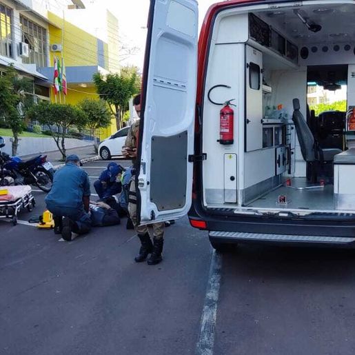 Motociclista bate em veículo parado após desviar de carro em Cedro