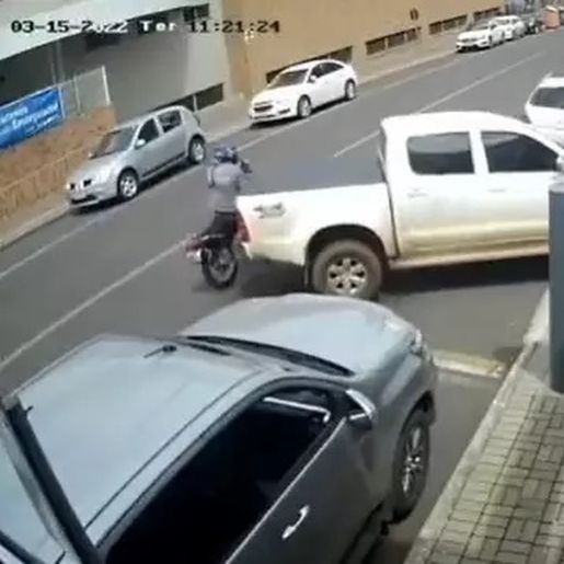 Homem que empinava moto bate em caminhonete e dá salto mortal em SC