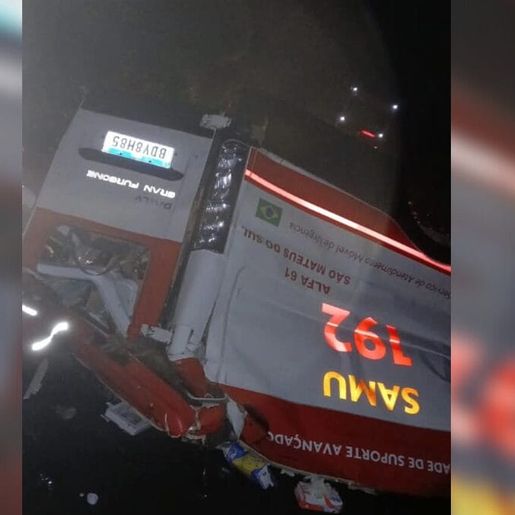 Médico, enfermeira e paciente morrem após ambulância bater em caminhão na BR-476