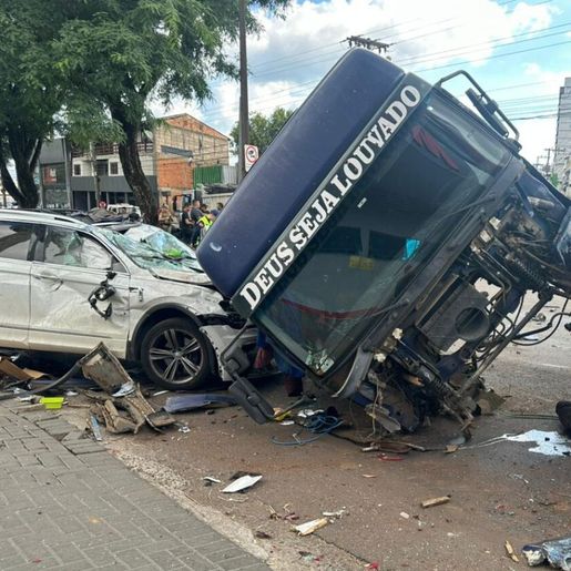 Carreta que atingiu 14 veículos apresentou falha mecânica horas antes do acidente em Chapecó