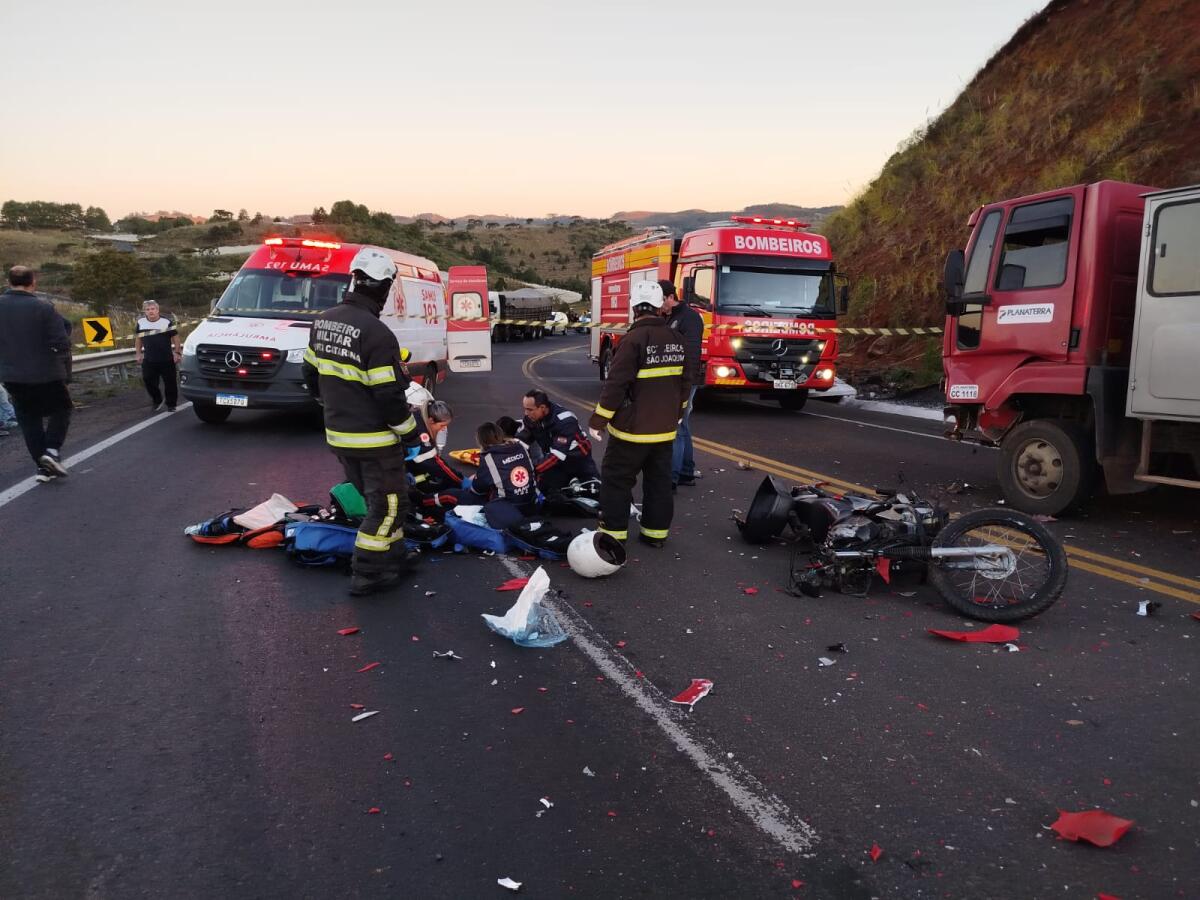 Acidente com caminhão de Chapecó deixa motociclista morto na Serra catarinense