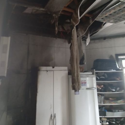 Inversor de placas solares pega fogo e mobiliza socorristas