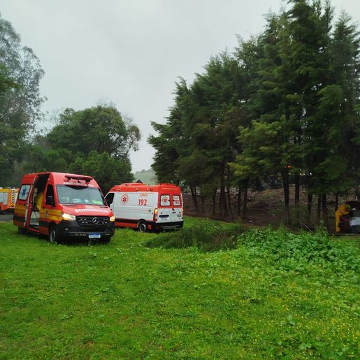 Saída de pista deixa duas pessoas feridas na BR-282, em Cunha Porã