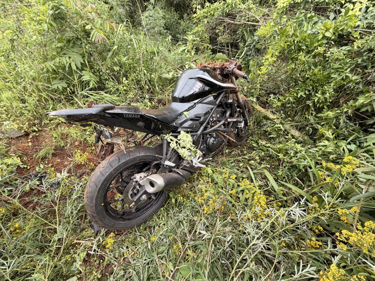 Motociclista fica ferido após sair da pista e cair em barranco na BR-282, em Paraíso