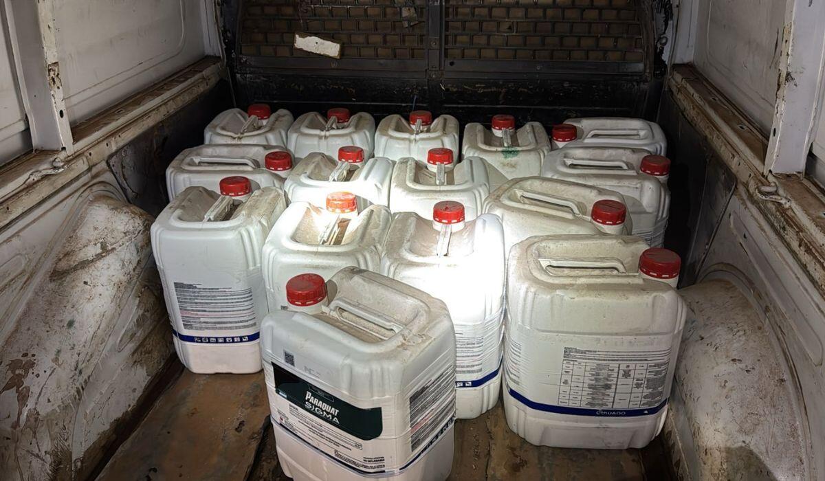 Motorista sem CNH é preso em SC com 300 litros de agrotóxicos proibidos no Brasil