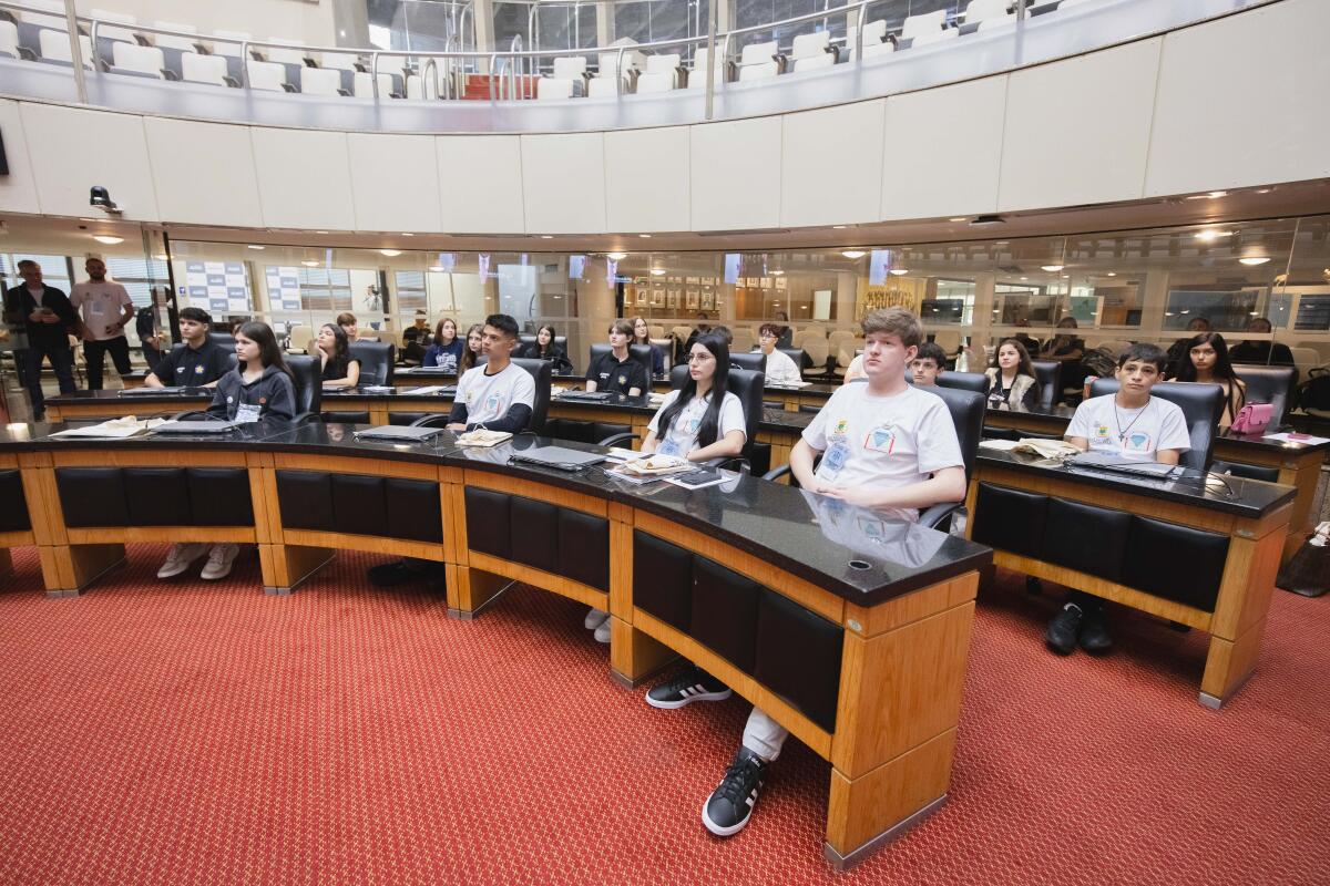 Estudantes de Belmonte vivem experiência parlamentar na Alesc durante o Parlamento Jovem