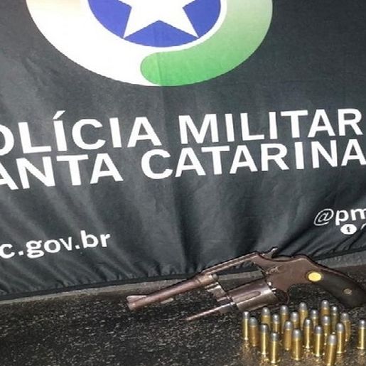 Homens são detidos por porte ilegal de arma de fogo