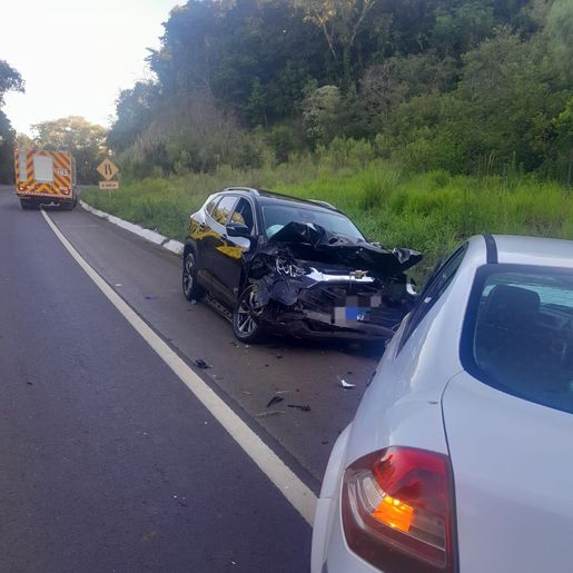 Colisão entre dois carros deixa quatro feridos na BR-282 em Cunha Porã