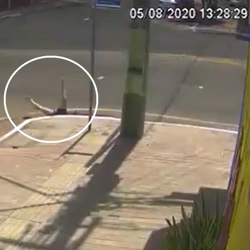 VÍDEO: Motociclista cai em bueiro após ser atingida por carro