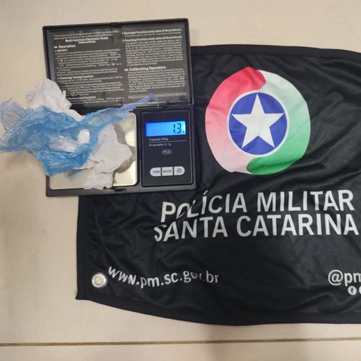 Jovens são flagrados com drogas no centro de Iporã do Oeste