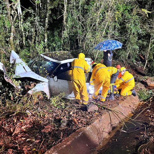 Saída de pista de veículo deixa duas pessoas feridas na BR 282, em Paraíso