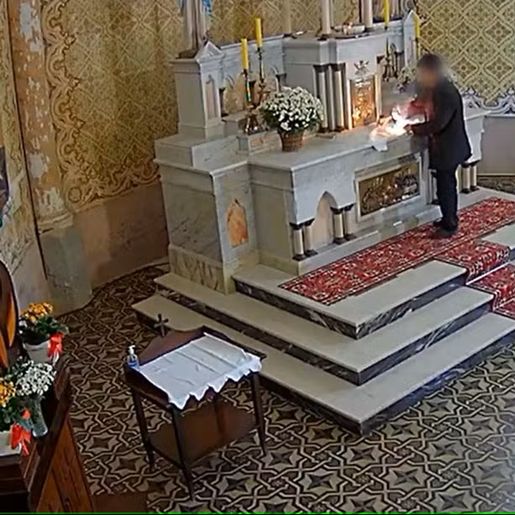 Câmera flagra homem detonando explosivo no altar de igreja histórica em SC