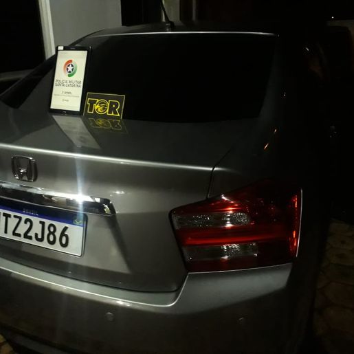Polícia prende homem que fugiu após ser flagrado com carro roubado e drogas