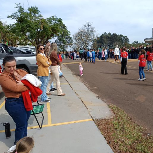 Público prestigia Desfile Cívico em Iporã do Oeste