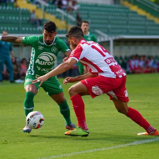 Chape vence Atlético Catarinense de virada e briga pela liderança do estadual