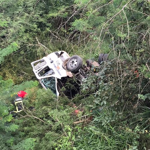 VÍDEO: Caminhão da empresa Gaia Rodovias cai em ponte na BR-282