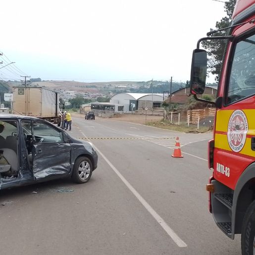 Colisão envolvendo caminhão e carro deixa idosa ferida