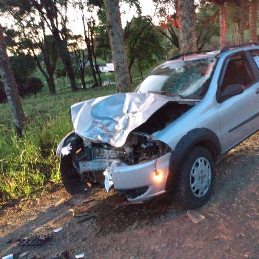 Homem sofre graves ferimentos em colisão frontal em Anchieta