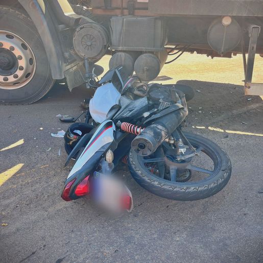 Motociclista fica ferido ao colidir contra caminhão leiteiro na BR 282, em Paraíso