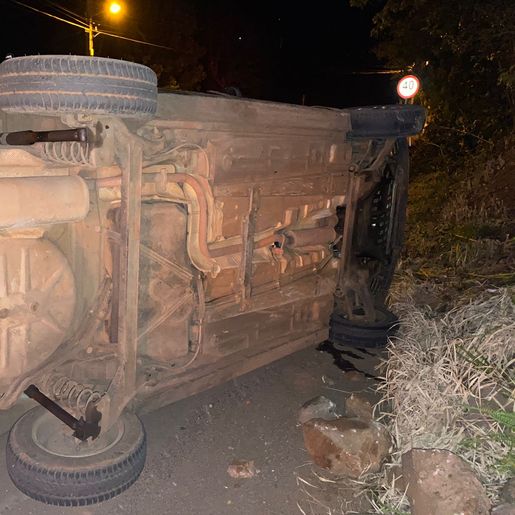 VÍDEO: Capotamento deixa homem com ferimentos generalizados em SMOeste