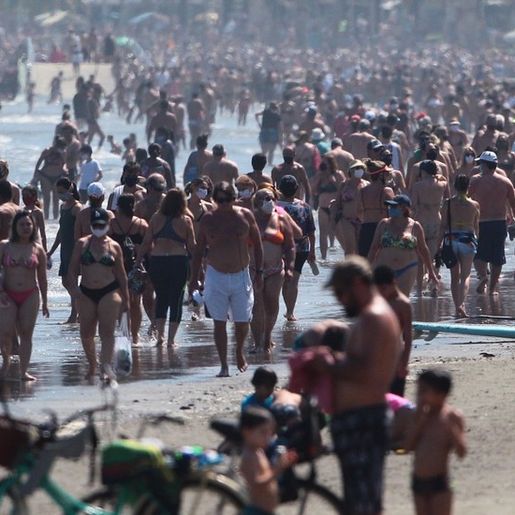 FOTOS: Multidão 'invade' praias no litoral de SP mesmo com restrições