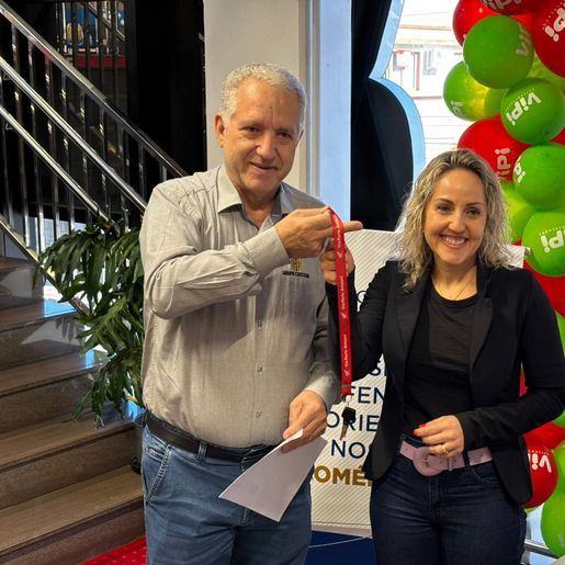 Vipi Supermercados entrega moto a ganhadora de São Miguel do Oeste