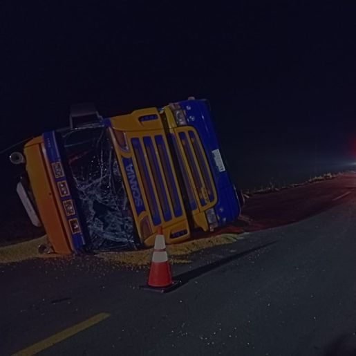 Carreta tomba entre Campo Erê e Anchieta e interdita parte da SC-305