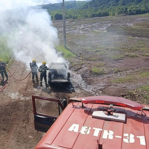 Carro é destruído por incêndio em Riqueza e motorista sofre queimaduras leves