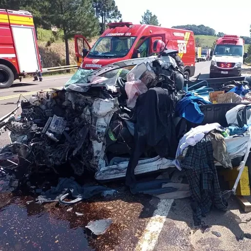 Saveiro fica retorcida e motorista morre em grave acidente na BR-282