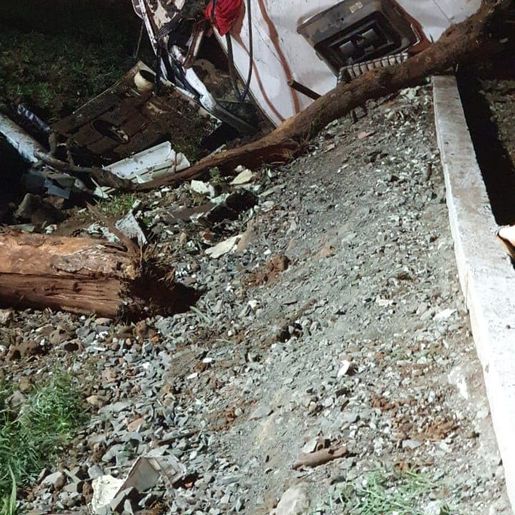 Caminhoneiro fica preso às ferragens em capotamento na BR-282