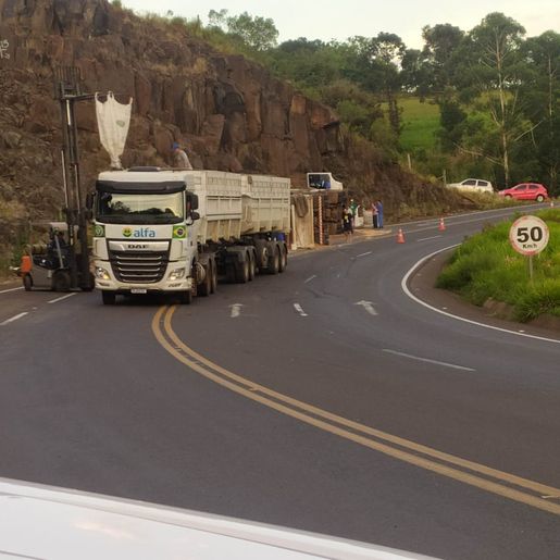 Caminhão sai da pista, bate em barranco e tomba na SC-157