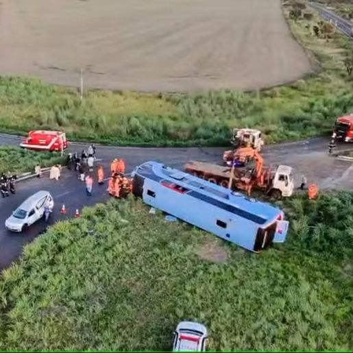 Ônibus tomba com 50 passageiros e deixa 10 mortos em MG