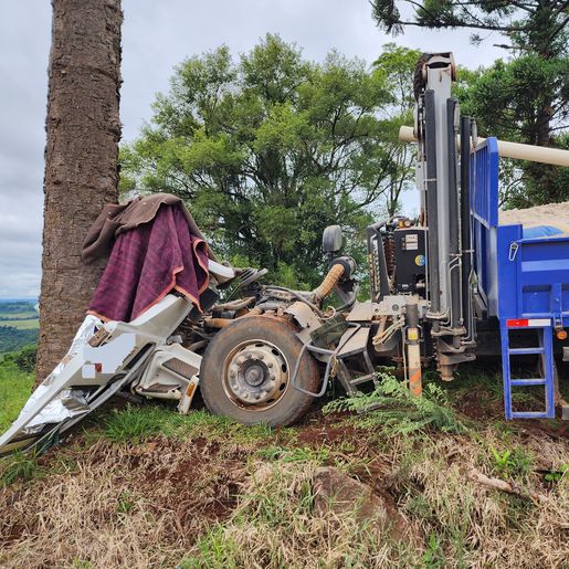 Motorista de caminhão morre em colisão com árvore em São João do Oeste 