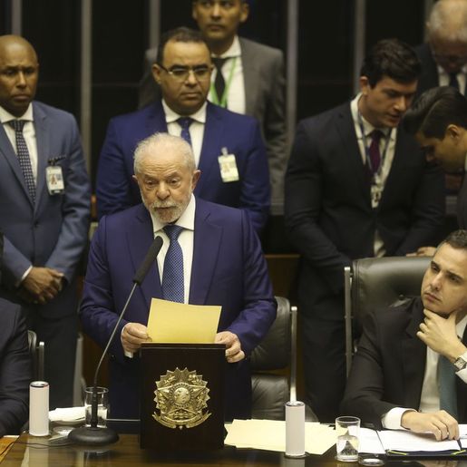 Lula assina MPs para pagar R$ 600 no Bolsa Família e desonerar de combustíveis