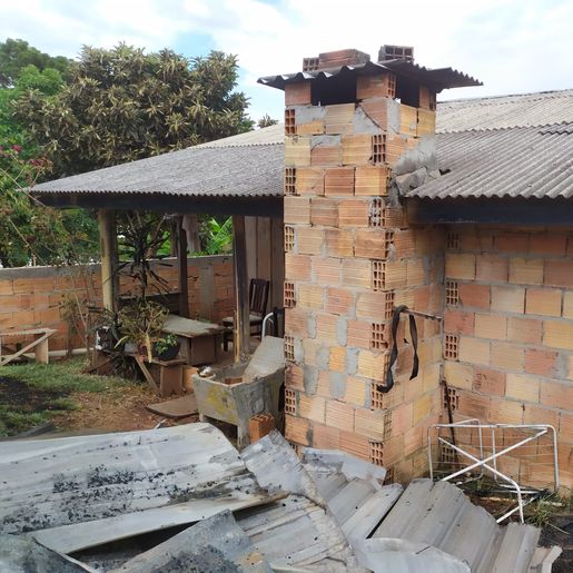 Casa fica destruída por incêndio em Campo Erê