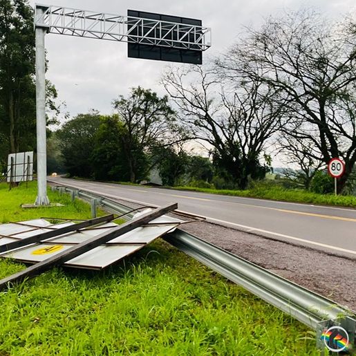 Fortes ventos na madrugada causam estragos e falta de energia na região