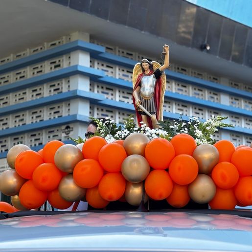 Paróquia São Miguel Arcanjo realiza desfile com benção da cidade