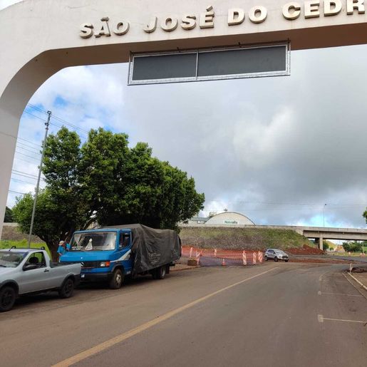 Tráfego de veículos embaixo do viaduto da BR 163 em São José do Cedro é liberado