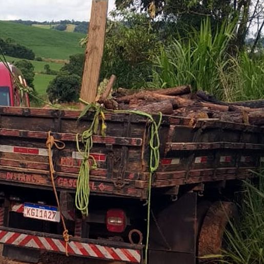 Pai de motorista morre após cair de veículo em acidente