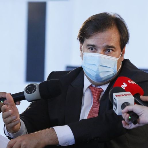 Maia defende debate sobre redução de salário de servidores federais