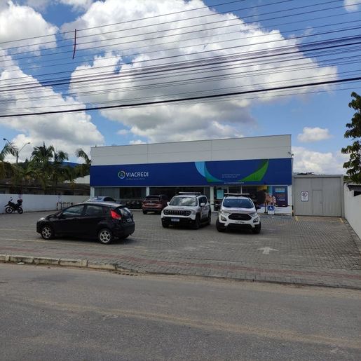 Ladrões armados invadem cooperativa de crédito em Itajaí e fogem com R$ 30 mil