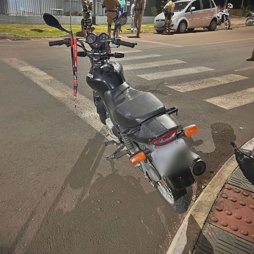 Motociclista é flagrado sem capacete e tenta fugir da Polícia Militar, em SMOeste