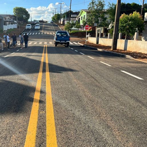 Moradores comemoram a inauguração de mais uma pavimentação em Campo Erê