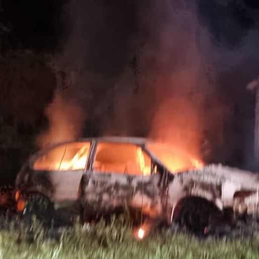 Incêndio destrói veículo no interior de Santa Helena