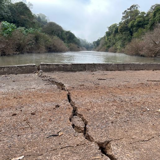 Prefeitos de São José do Cedro e Anchieta buscam solução para ponte interditada