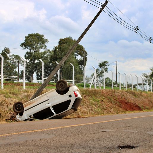 Mulher gestante fica ferida após colidir carro em poste em SMO
