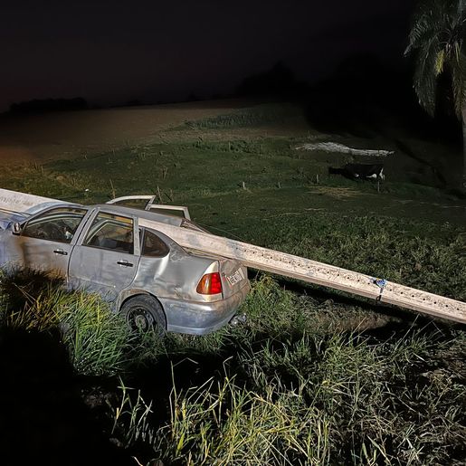 Colisão de carro em poste deixa três feridos no interior de Princesa