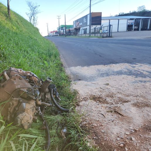 Três pessoas ficaram feridas em colisão frontal na BR 163