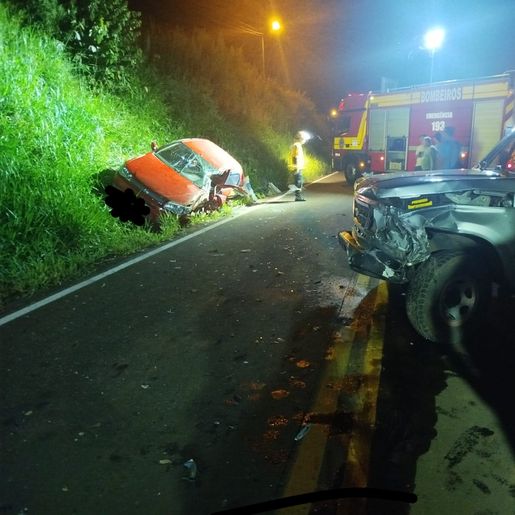 Colisão frontal entre dois veículos deixa dois feridos em Palmitos