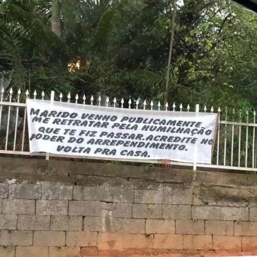 Mulher estende faixa e faz pedido de desculpas inusitado em SC